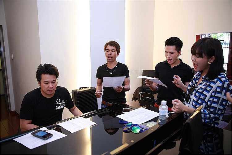 Anh chia sẻ thêm: 'Tôi chọn các bài này vì ý nghĩa của chúng thích hợp cho đêm diễn cuối cùng một cách hoàn hảo. Từ ca từ đến giai điệu của bài hát đều rất hợp với tâm trạng của thí sinh.'