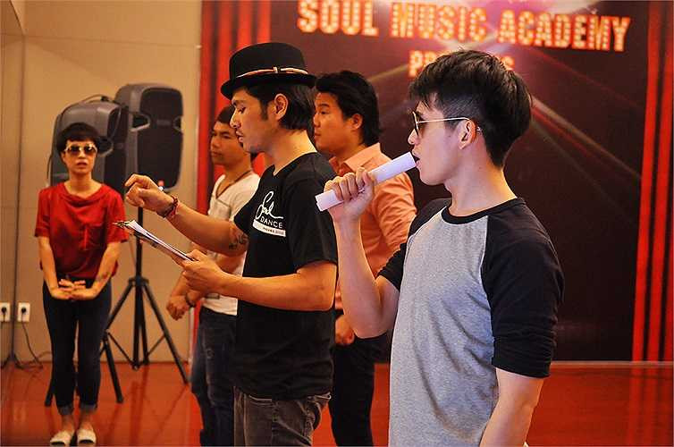 Dù quỹ thời gian của năm người rất khác nhau nhưng tất cả đều rất cố gắng để có thể cùng nhau tập luyện thật tốt cho tiết mục kết hợp. 