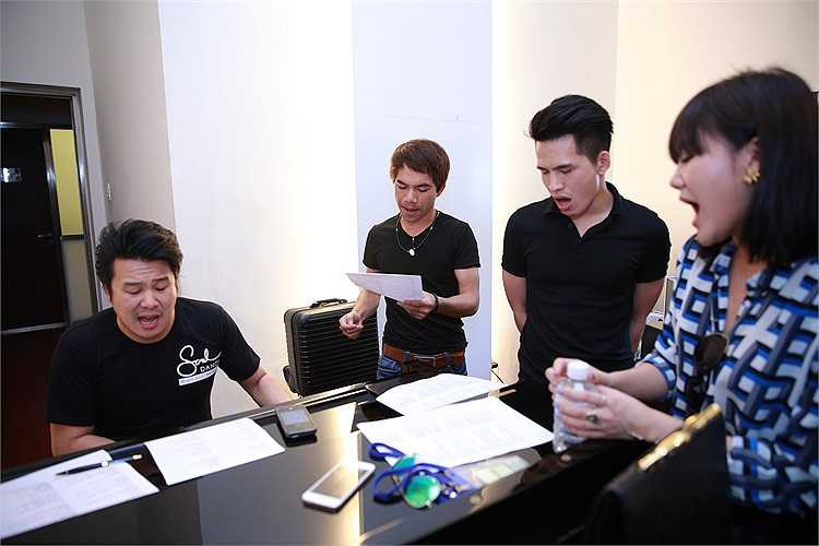 Trong khi đó, Quốc Thiên chia sẻ: 'Khi nhận hai ca khúc từ anh Thanh Bùi, tôi hơi bất ngờ vì rất khó hát. Nhưng ý nghĩa của chúng thì vô cùng tuyệt vời và không gì thích hợp hơn.'