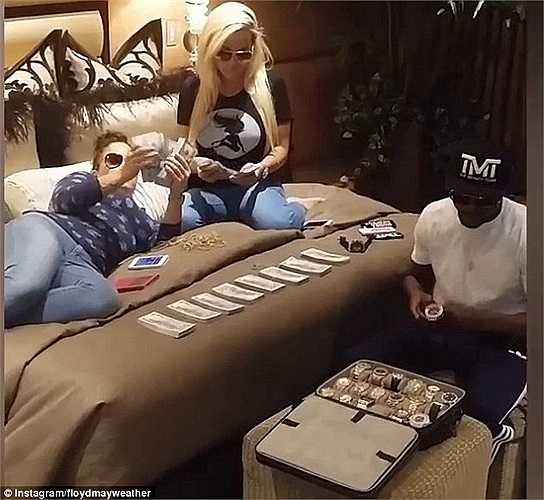 Vừa thắng 32 triệu USD, triệu phú quyền Anh Floyd Mayweather lại chơi ngông. Anh gọi hai cô bạn gái đến và chơi trò thi đếm tiền nhanh. Số tiền được mang ra 'nghịch là' 100.000 USD