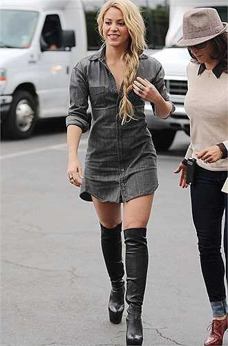 Shakira nhìn rất trẻ trung với mốt không quần