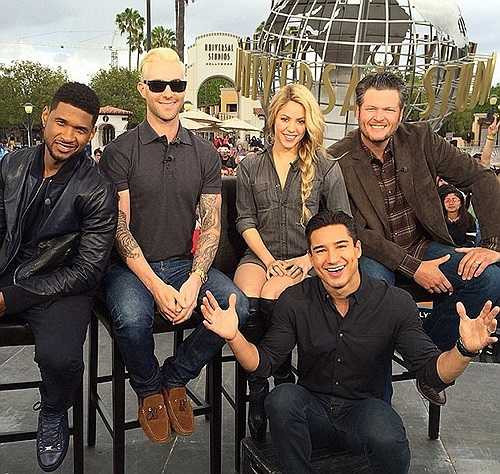 Chiều cao hạn chế nhưng lại có thân hình cân đối, người đẹp tóc vàng sexy hết cỡ khi diện mốt 'không quần' với chiếc váy denim dáng áo dài. Bạn gái hơn 10 tuổi của Pique còn để ngỏ cúc ngực khoe tối đa vẻ gợi cảm.