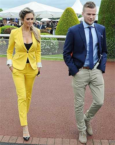 Người đẹp một con quyến rũ Georgina Dorsett diện bộ đồ màu vàng nổi bật đi cạnh chàng tiền vệ kém 5 tuổi. 