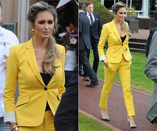 Tom Cleverley sánh bước cùng bạn gái hơn tuổi tới trường đua ở Chester tham dự Lễ hội tháng 5. Ngôi sao trẻ của MU bảnh bao với vest nhưng người yêu Georgina Dorsett mới là tâm điểm của sự chú ý khi diện 'cây vàng' sặc sỡ.