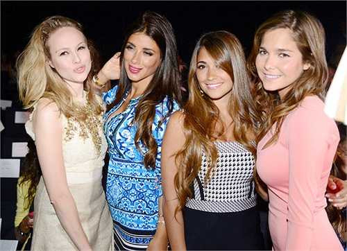 Bạn gái của Fabregas và 'nửa kia' của Messi tươi tắn bên hai người đẹp khác.