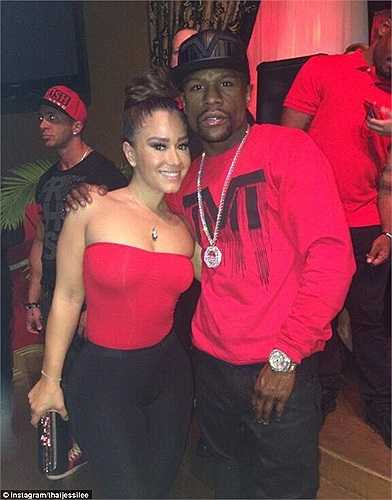 Cũng là một cô gái quen mặt trong những bữa tiệc của tay đấm triệu USD này