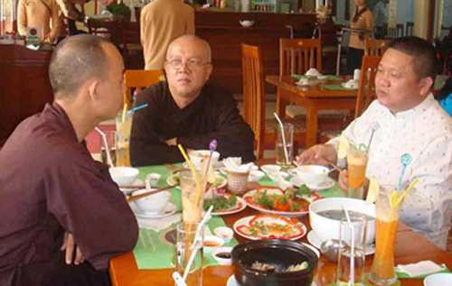 Ông Vũ đàm đạo với các chư tăng