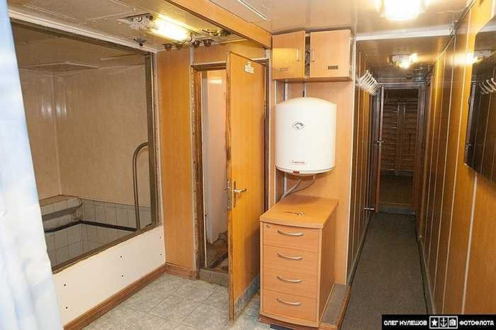 Một phòng tắm bên trong tàu ngầm