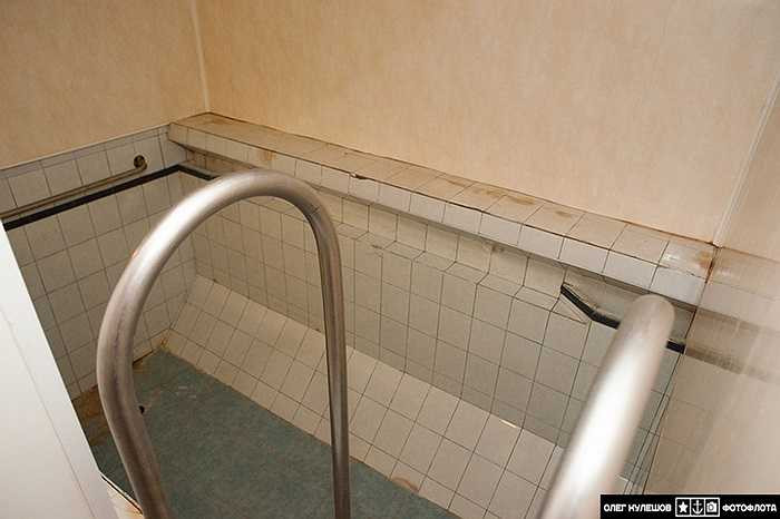 Bể bơi với thể tích 4x2x2m, được sử dụng nước sạch