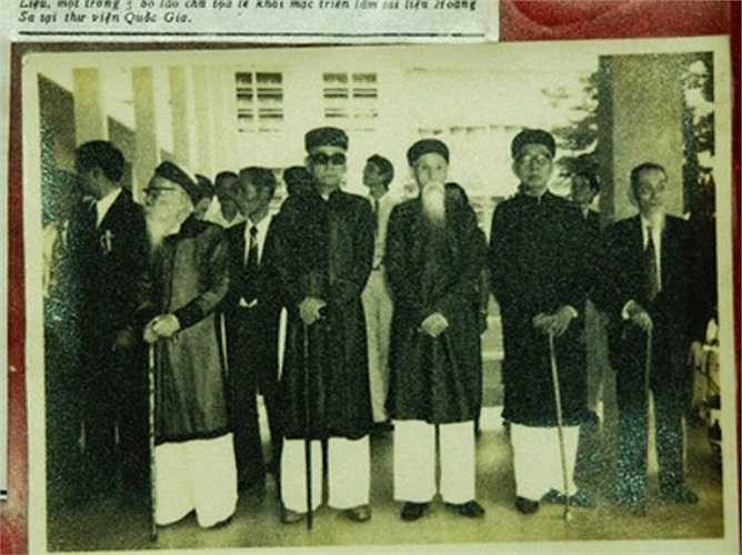 Các cụ bô lão miền Nam dự triển lãm chủ quyền Việt Nam với Hoàng Sa, Trường Sa tại Sài Gòn năm 1975. 