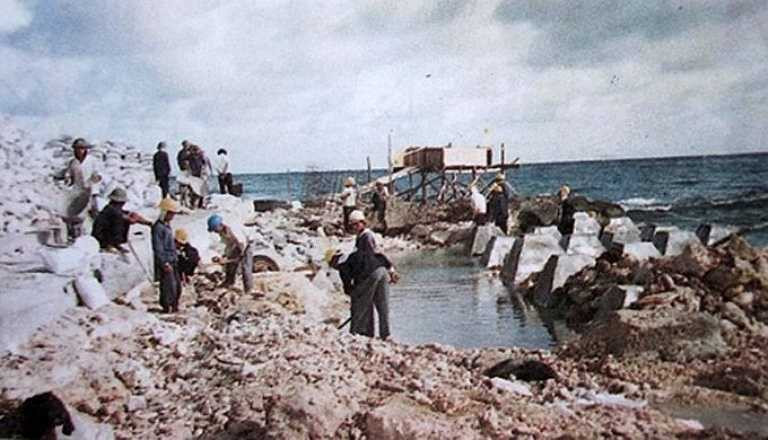 Cán bộ chiến sĩ Trung đoàn 83 xây dựng đảo Đá Lớn những ngày đầu. (Ảnh tư liệu Bảo tàng Đà Nẵng). 