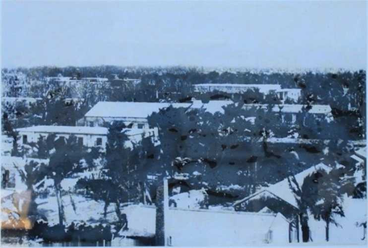 Toàn cảnh cơ sở hành chính trên đảo Hoàng Sa thời Pháp. 