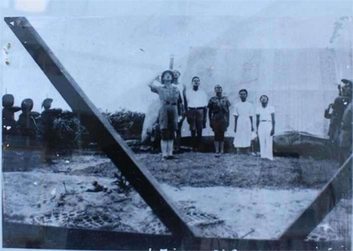 Đơn vị lính bảo an thực hiện nghi thức chào cờ trên đảo Hoàng Sa. 