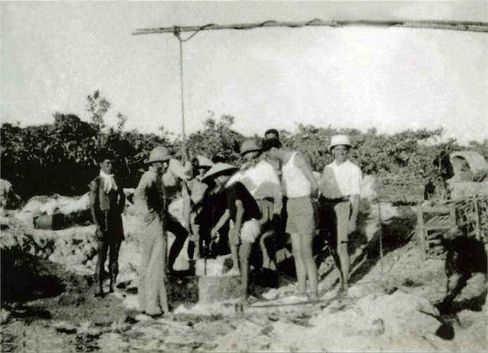 Đào giếng nước ngọt trên đảo Hoàng Sa. (Ảnh chụp năm 1940). 