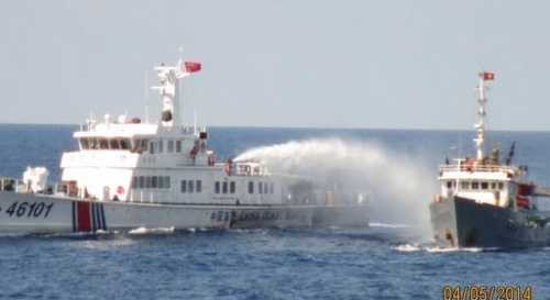 Tàu Trung Quốc hung hăng xịt nước vào tàu Việt Nam trên vùng biển nước ta - Ảnh: CSB VN.