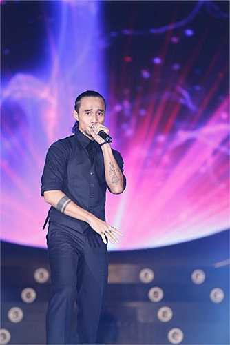 Ở mảng nhạc trẻ, giọng hát Elvis Phương cất lên từng bài hát quen thuộc như: Si L’mour Existe Encore (Nếu tình em còn đây) , Mal (Cơn đau tình ái)