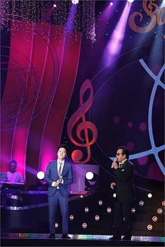 'Ước mơ ca hát của một cậu bé 10 tuổi ngày nào đã trở thành hiện thực.' - Elvis Phương xúc động chia sẻ.