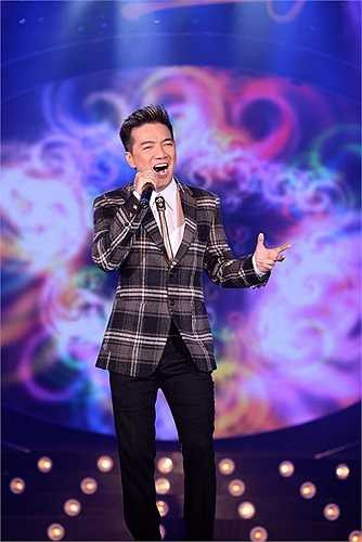 Khán giả dường như thấy bóng dáng của 54 năm Elvis Phương hiển hiện trong sự phấn đấu đầy nỗ lực của thế hệ sau như Đàm Vĩnh Hưng.