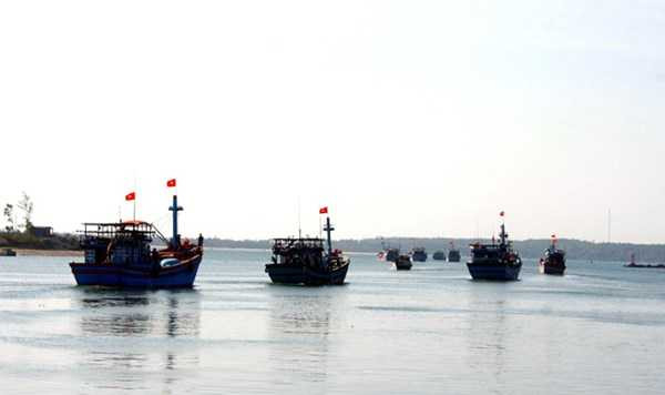 Ngư dân Núi Thành – Quảng Nam cột chặt cờ Tổ quốc để thẳng tiến Hoàng Sa chiều ngày 10/5/2014 - Ảnh: Nguyễn Thành