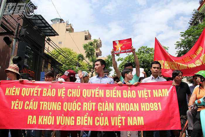 Đoàn người phản đối Trung Quốc ở Hồ Gươm