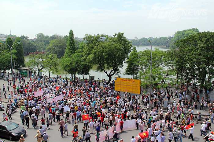 Đoàn người phản đối Trung Quốc ở Hồ Gươm