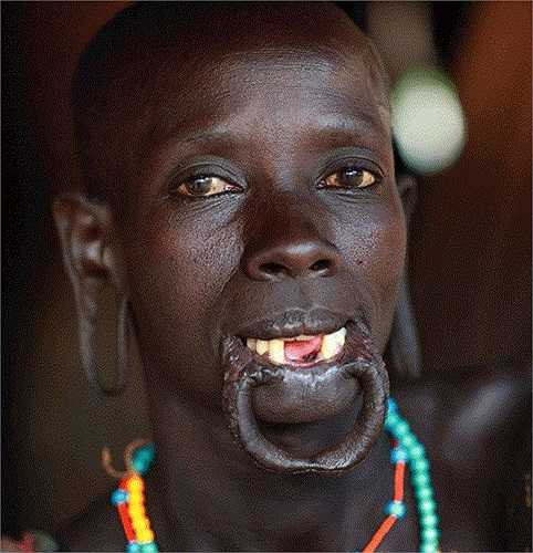 Để làm được điều này, các cô gái ở bộ tộc này phải nhổ bỏ hai chiếc răng ở hàm dưới khi họ bước vào giai đoạn trưởng thành.