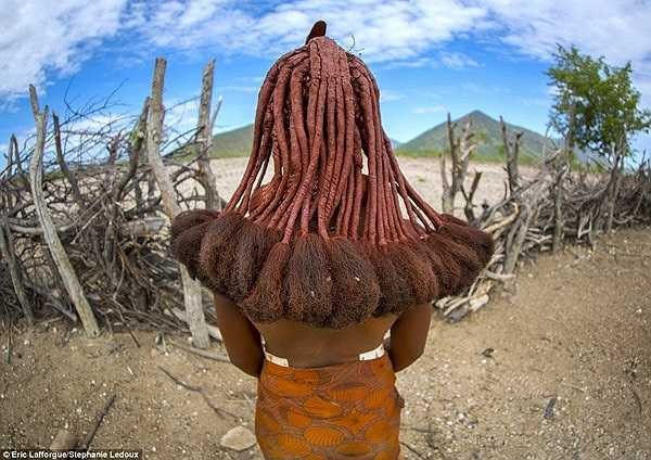 Trên cơ thể của những người phụ nữ này cũng được bôi hỗn hợp đất đỏ và sữa dê để bảo vệ cơ thể họ khỏi khí hậu khắc nghiệt.