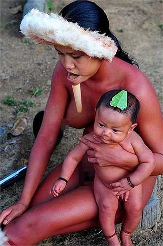 Làm đẹp bằng xương khỉ ở bộ tộc Zo’é.