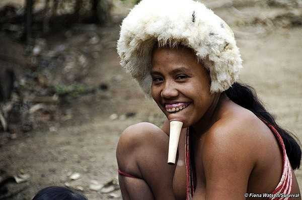 Theo cư dân bộ tộc Zo’é, họ dùng xương chân của khỉ xuyên qua môi để đeo đồ trang sức với ý nghĩ là mình sẽ đẹp và quyến rũ hơn. 