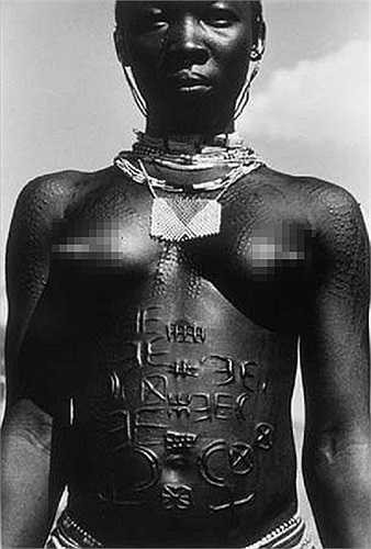 Những cô gái của bộ tộc Surma còn xăm khắp cơ thể. Hình xăm là những vệt tròn, gồ lên như vết sẹo, chéo qua chéo lại như mưa rơi, ngoằn ngoèo như rắn bò. 