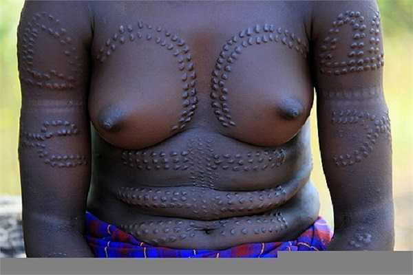 Những bầu ngực đẹp nhất khi nó có chi chít hình xăm. 