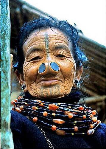 Phụ nữ của bộ tộc Apatani khi còn nhỏ, đã được cha mẹ đục mũi. Đến tuổi trưởng thành, phổng phao, xinh đẹp, thì cũng là lúc chiếc nút mũi to nhất.