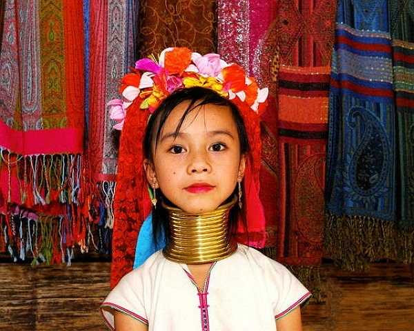 Các bé gái 2-5 tuổi sẽ được đeo những chiếc vòng cổ đầu tiên. 