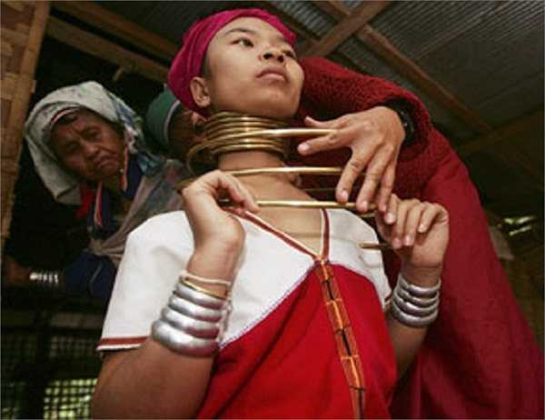 Mỗi năm trôi qua, đồng nghĩa số lượng vòng cổ tăng lên. Như vậy, khi đến tuổi 20, ít nhất khoảng 23 chiếc vòng đồng xếp dày đặc trên cổ các cô gái. 