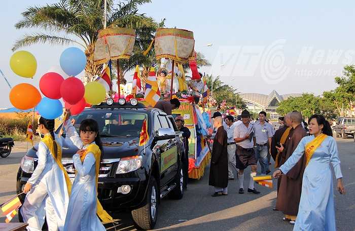 Trong chuỗi sự kiện chào mừng Đại lễ Phật Đản Liên hiệp quốc lần 2 (Vesak) được tổ chức tại Việt Nam, chiều 11/5 (13/4 Âm Lịch), đoàn xe hoa đã tổ chức diễu hành khắp các trục đường chính trên TP Đà Nẵng. 