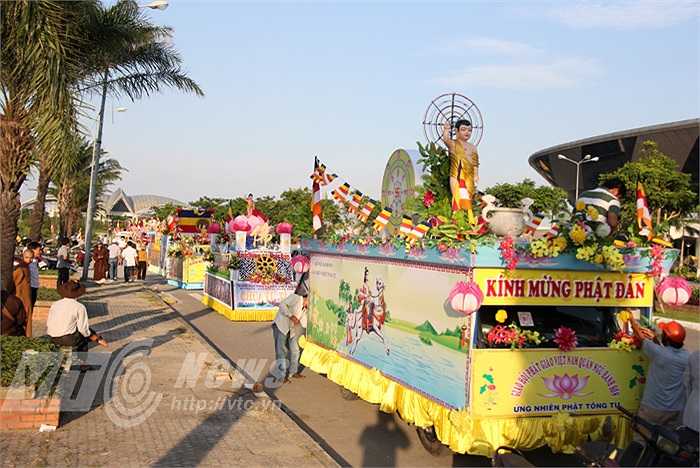 Đoàn xe chuẩn bị các nghi thức trước khi diễu hành