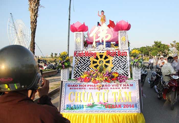 Đoàn xe hoa đến từ các ngôi chùa trên địa bàn TP Đà Nẵng