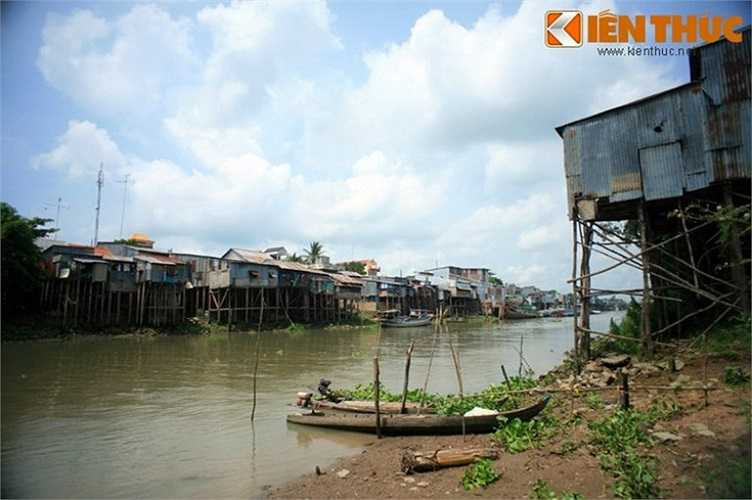 Vua xem địa đồ miền đất này liền truyền: 'Xứ này nếu mở đường thủy thông với Hà Tiên, thì hai đàng nông thương đều lợi. Trong tương lai, dân đến ở làng đông, đất mở càng rộng, sẽ thành một trấn to vậy'. Ảnh: Làng xóm hai bên bờ kênh Vĩnh Tế. 