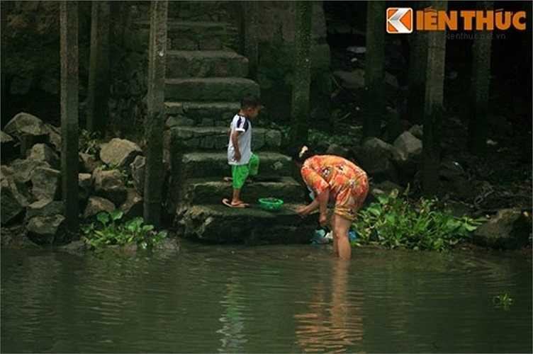 Do đây là vùng đất mới mở, nhân dân còn cơ cực, nên phải đến năm 1819 vua Gia Long mới cho lệnh đào kênh. Việc đào kênh kéo dài đến năm 1824 thì hoàn thành. Ảnh: Sinh hoạt của người dân bên bờ kênh Vĩnh Tế.