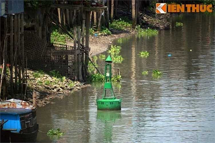 Dù vậy, ý nghĩa lịch sử của kênh Vĩnh Tế là không thể phủ nhận. Đến bây giờ, kênh vẫn còn giá trị lớn về các mặt trị thủy, giao thông, thương mại, biên phòng. Ảnh: Phao tiêu trên kênh Vĩnh Tế. 