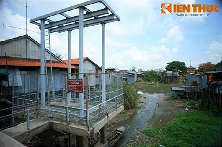 Việc đào kênh Vĩnh Tế cũng thể hiện sức lao động sáng tạo xây dựng đất nước của nhân dân Việt và chính sách coi trọng thủy lợi để phát triển nông nghiệp của triều Nguyễn. Ảnh: Một cống xả của kênh Vĩnh Tế. 