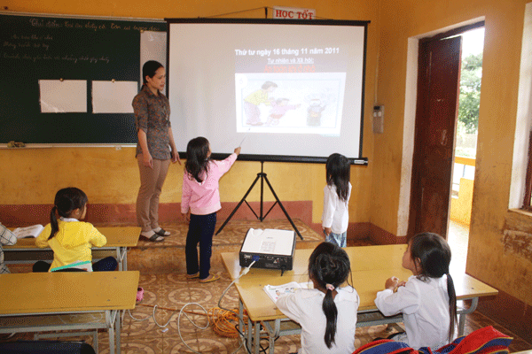 Có thể phát động một cuộc thi thiết kế giáo trình điện tử để các thầy cô giáo chủ động thay đổi phương pháp