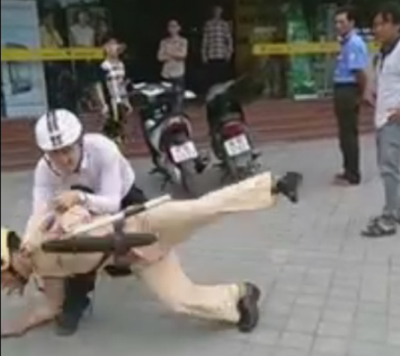 Khởi tố nam thanh niên ghì cổ, quật ngã CSGT