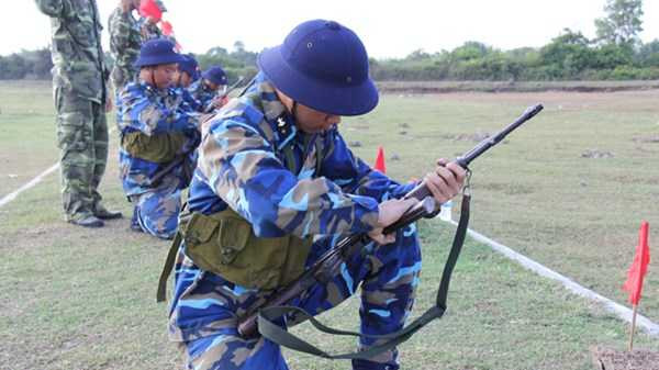 Chiến sĩ làm công tác chuẩn bị vào tuyến bắn