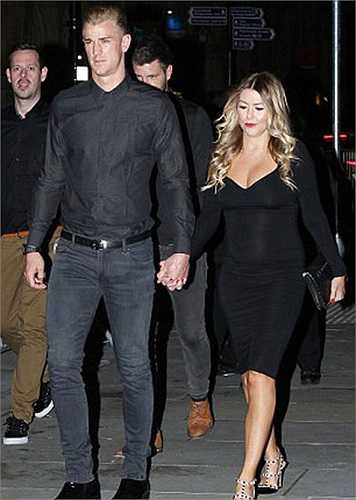 Thủ thành Joe Hart cùng bạn gái Kimberly Crew