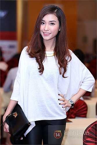 Dù không tham gia các hoạt động nghệ thuật, nhưng vẻ đẹp của Mai Hồ vẫn thu hút ống kính phóng viên.