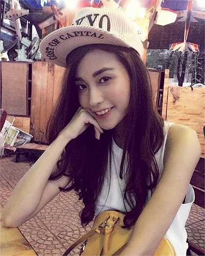 Cô em gái họ của diễn viên nổi tiếng Mai Thu Huyền từng được mời vào một vai diễn trong bộ phim 'Đời như tiệc', nhưng Mai Hồ đã từ chối vì chưa muốn tấn công showbiz.