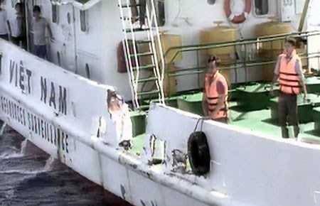 Các tàu chấp pháp Việt Nam đang hoạt động một cách chính đáng trên vùng biển chủ quyền của mình. Trong ảnh: Tàu chấp pháp Việt Nam bị tàu Trung Quốc đâm vào mạn. Ảnh tư liệu