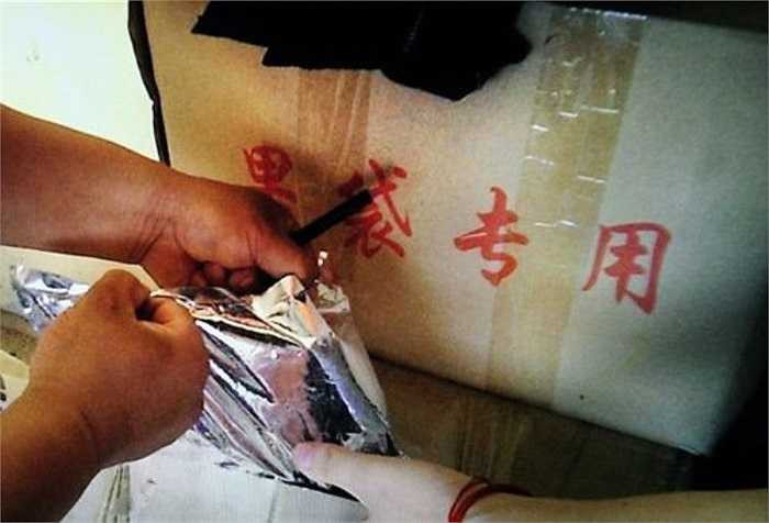 Được biết, chất bột trong các bọc nhựa chính là Thiram (một loại thuốc diệt nấm độc hại) và Melarsoprol (hợp chất hữu cơ độc hại chứa Arsen). Nhiều nông dân Trung Quốc trồng táo đã bọc táo từ lúc còn non đến lúc chín.