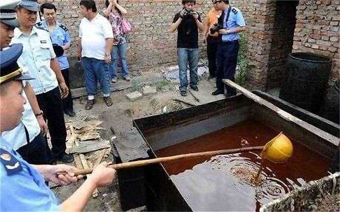 Business Insider đã từng đưa tin về việc công nghệ làm dầu mỡ siêu bẩn bị phanh phui ở Trung Quốc. Toàn bộ quy trình sản xuất dầu ăn từ nước thải cống rãnh ở Trung Quốc, một điều mà ngay trong tưởng tượng ít ai nghĩ tới.